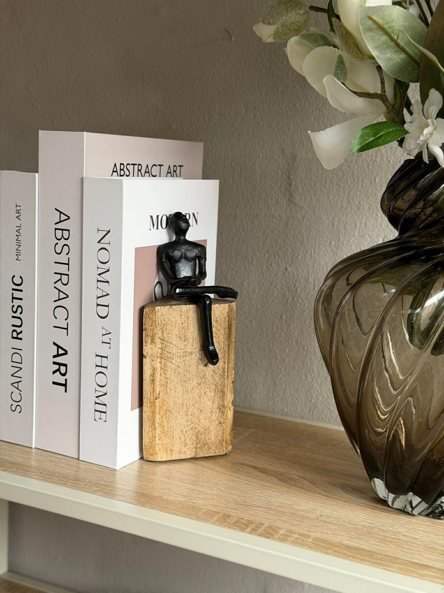 Sittende figur på treblokk - MIX