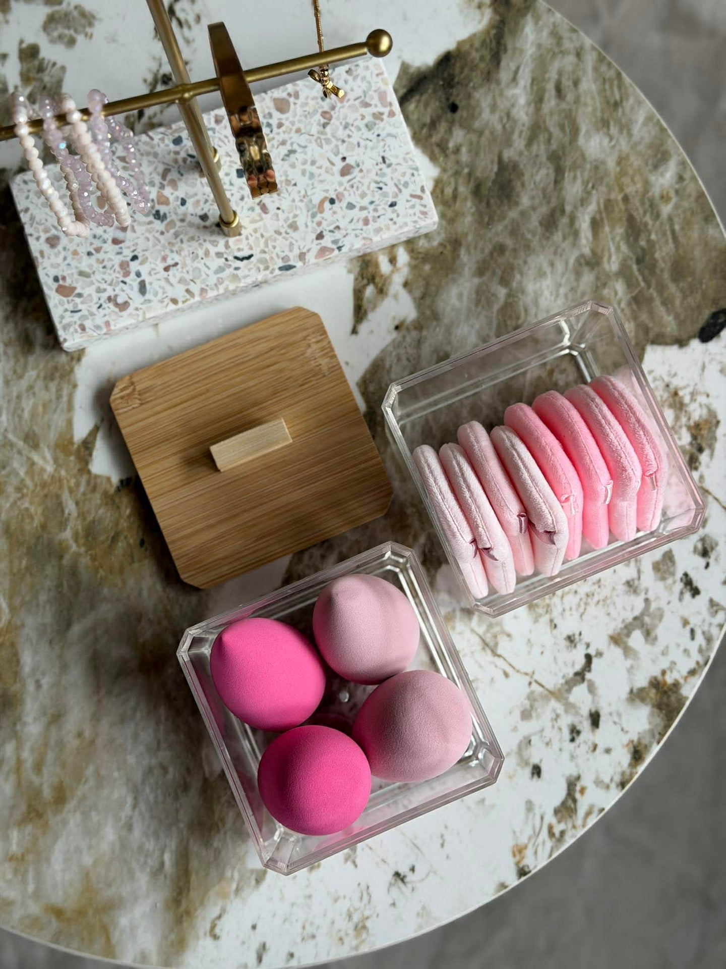 Makeup-organiser med svamper - 2 lag