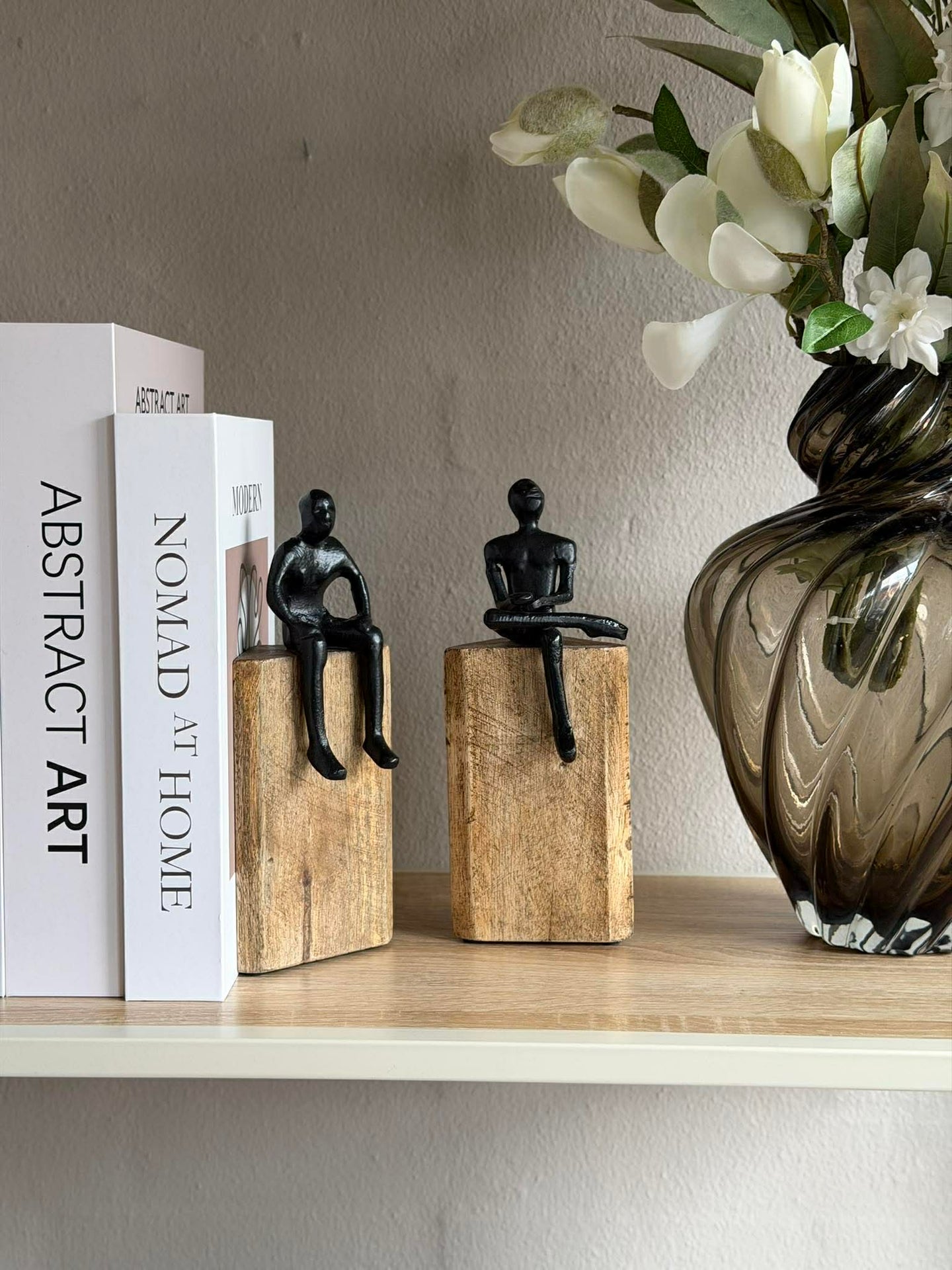 Sittende figur på treblokk - MIX