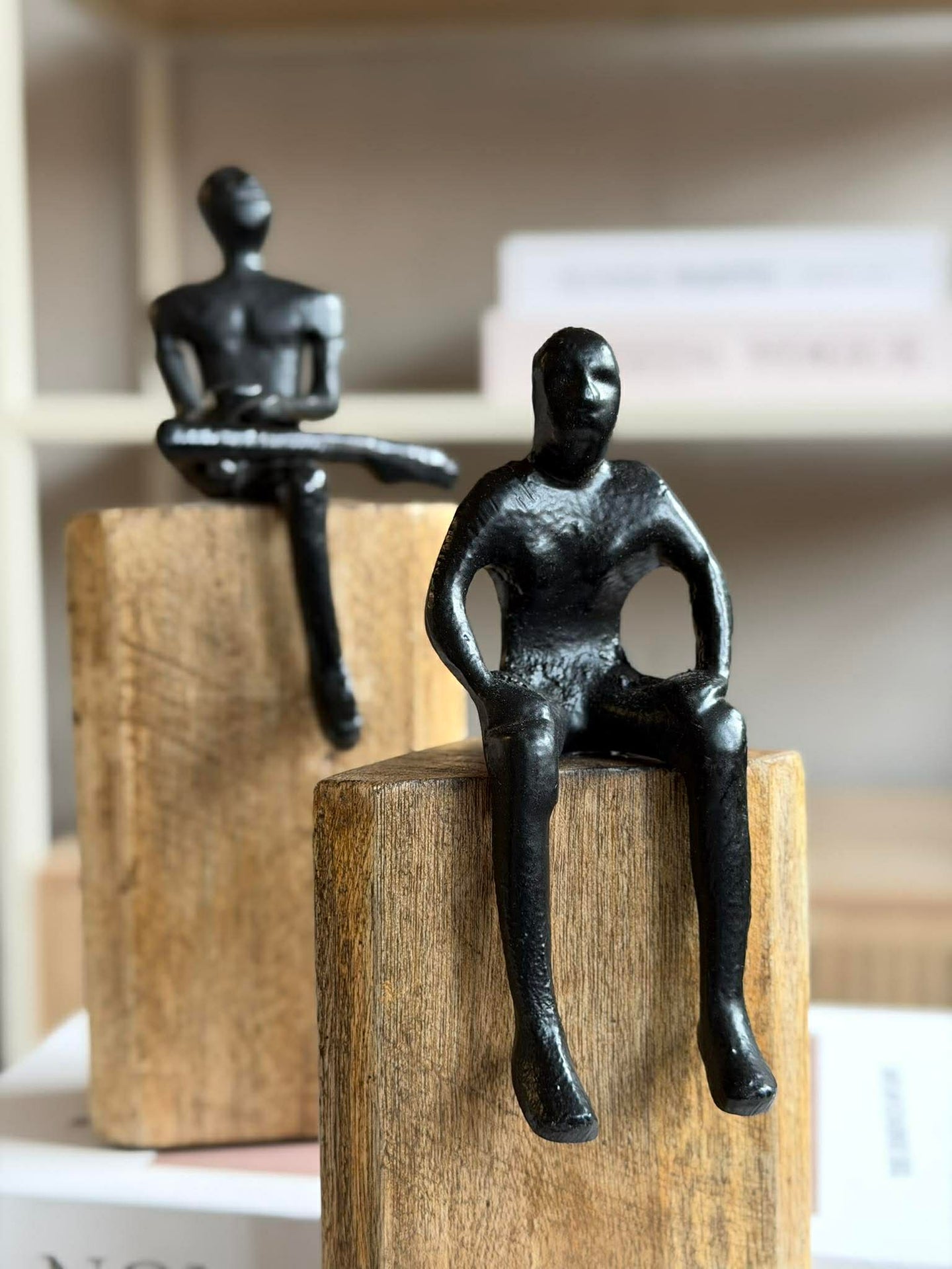 Sittende figur på treblokk - MIX