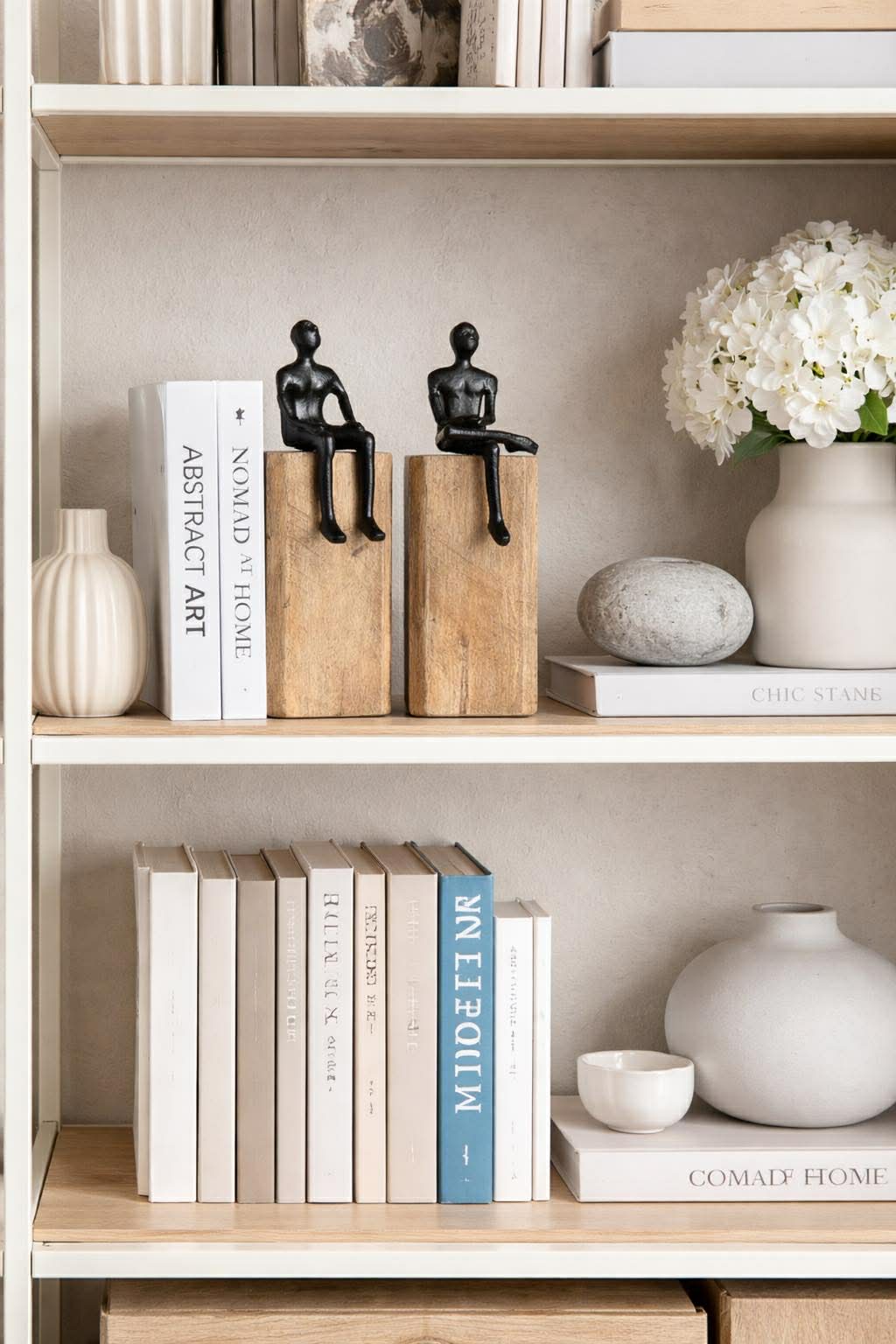 Sittende figur på treblokk - MIX