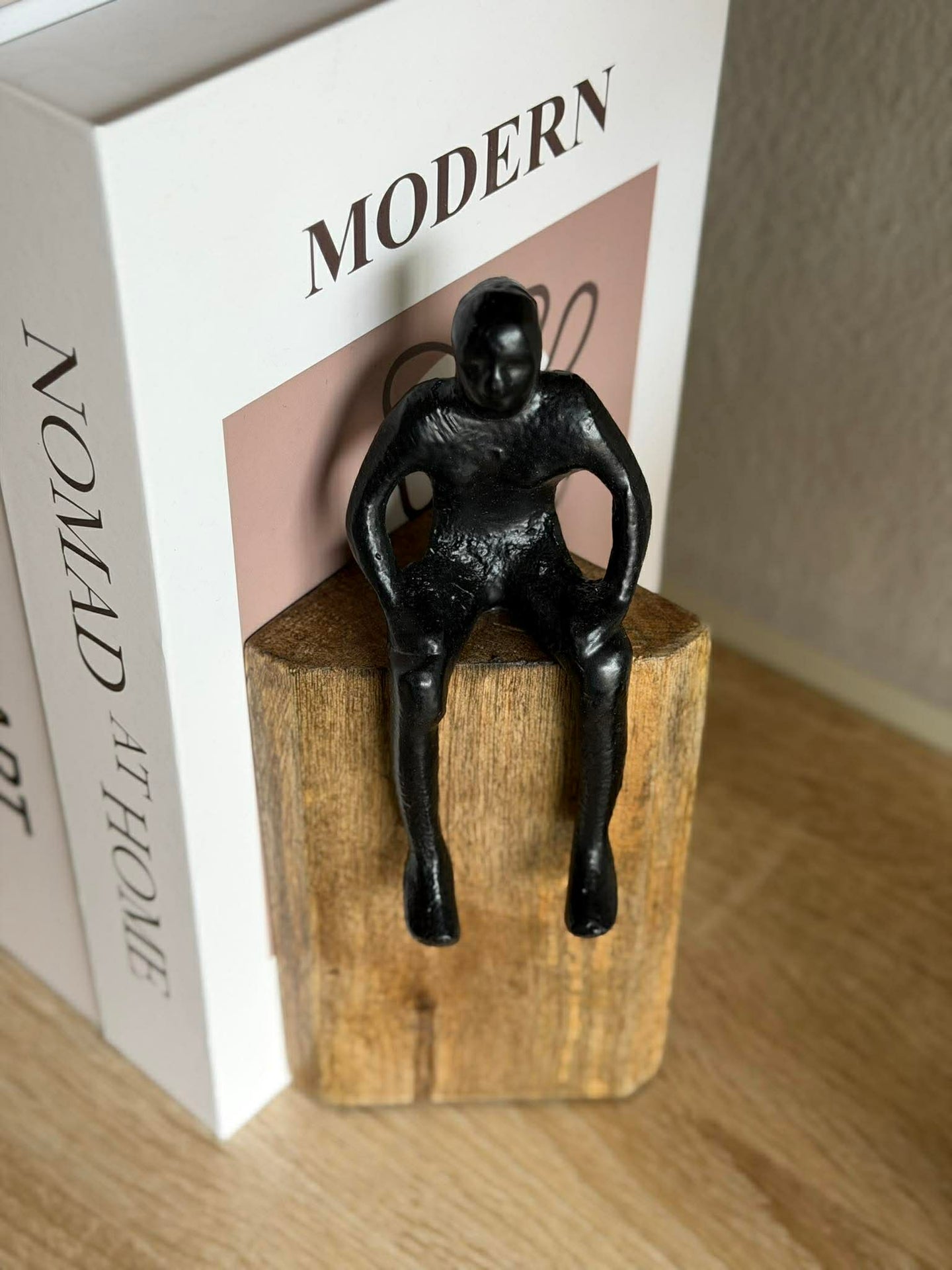 Sittende figur på treblokk - MIX
