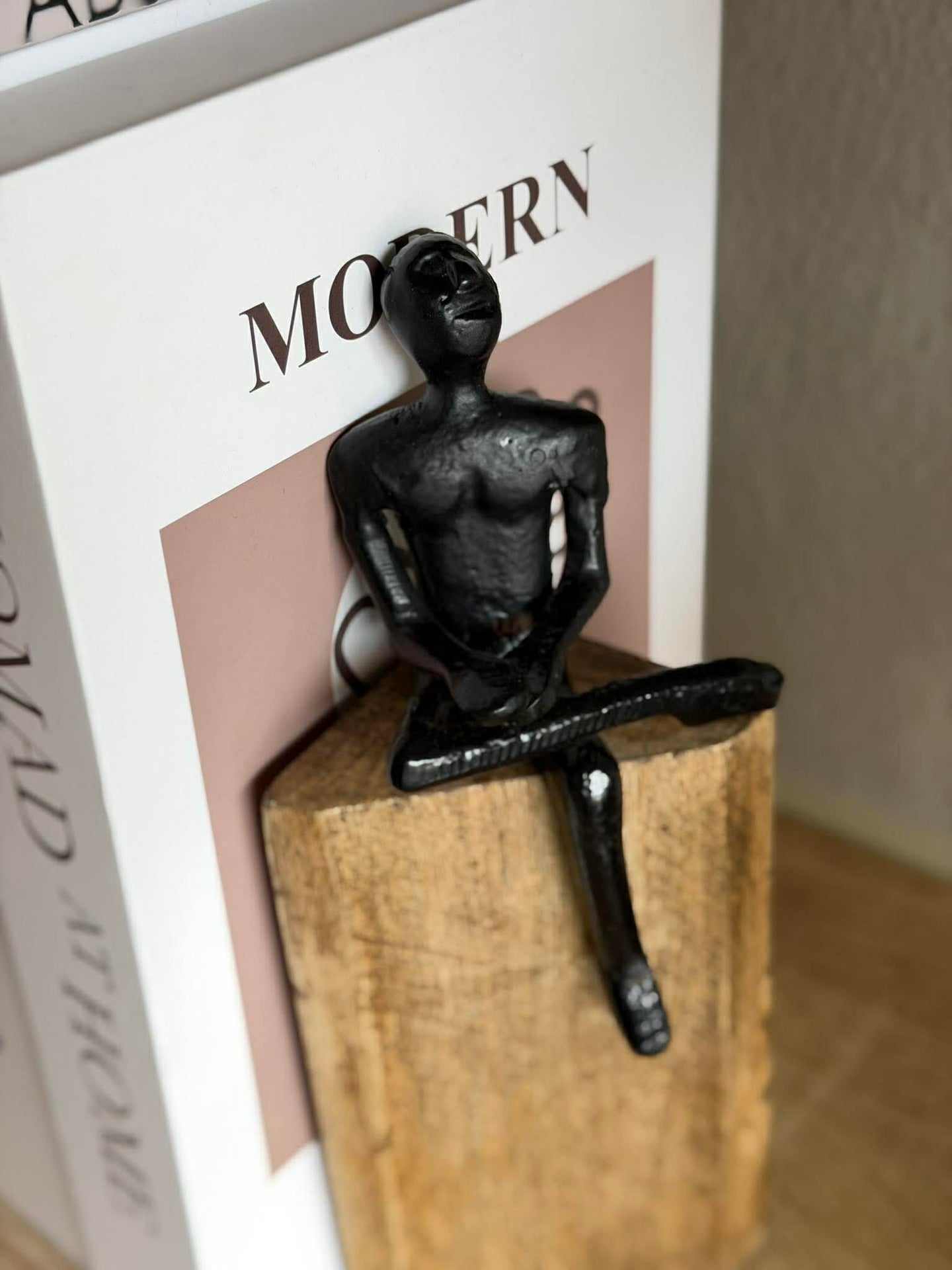 Sittende figur på treblokk - MIX