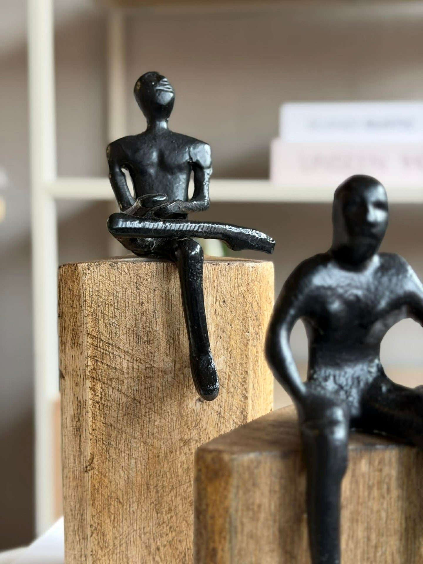 Sittende figur på treblokk - MIX