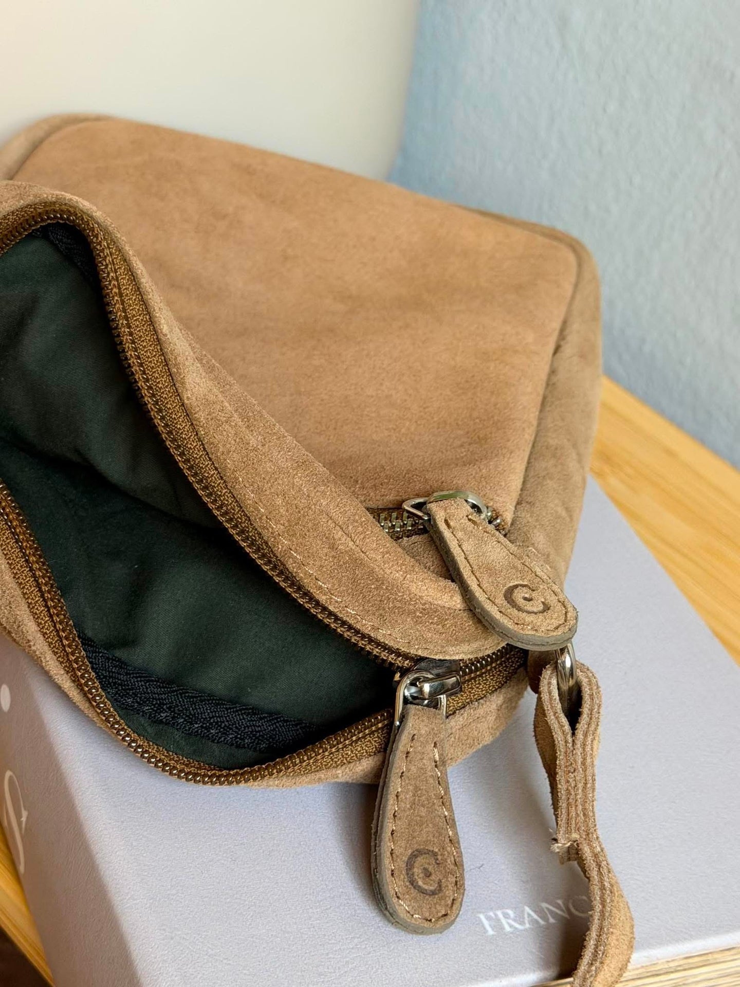Mobilveske Daily – Suede beige