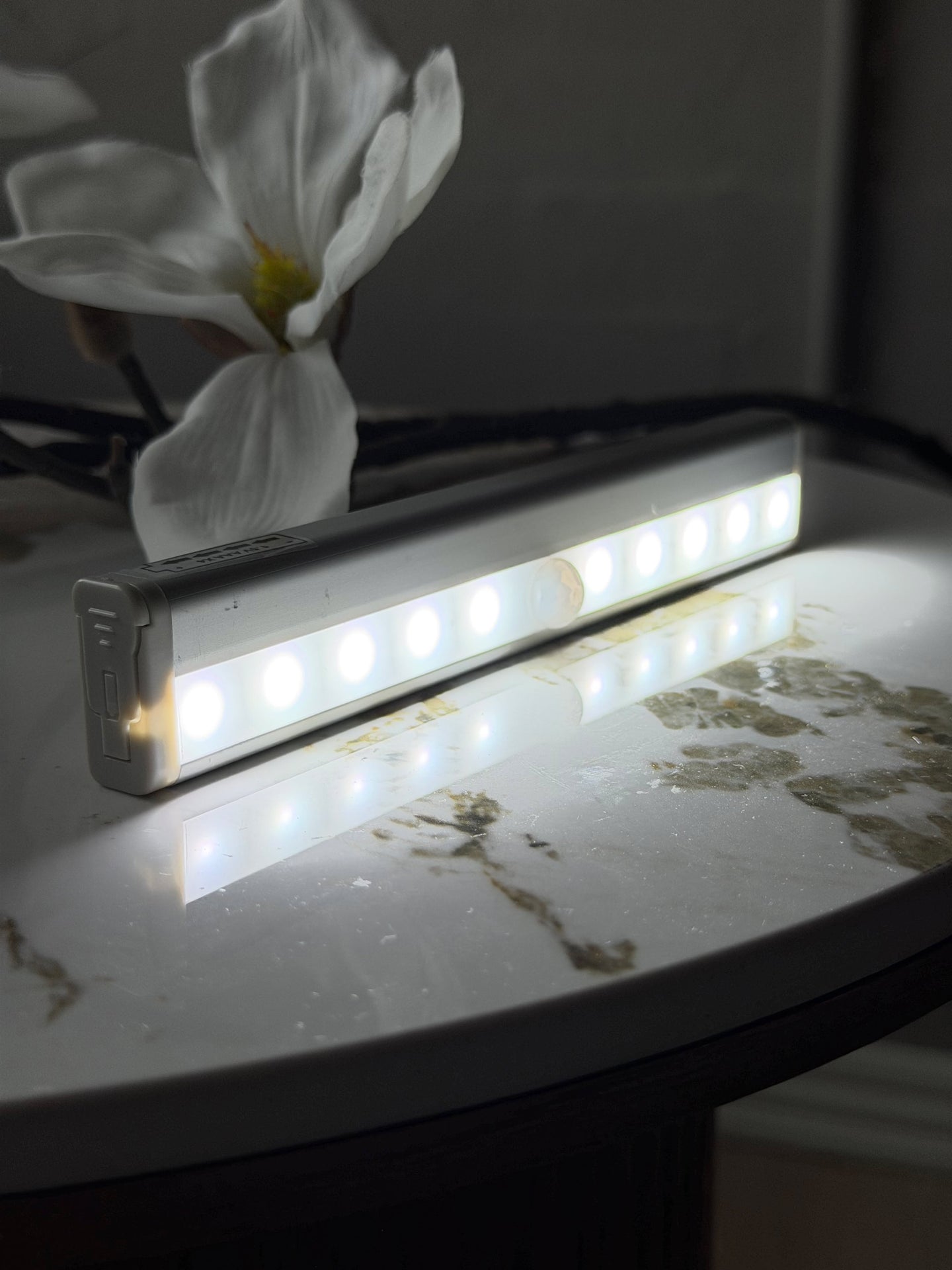 LED skaplampe med sensor