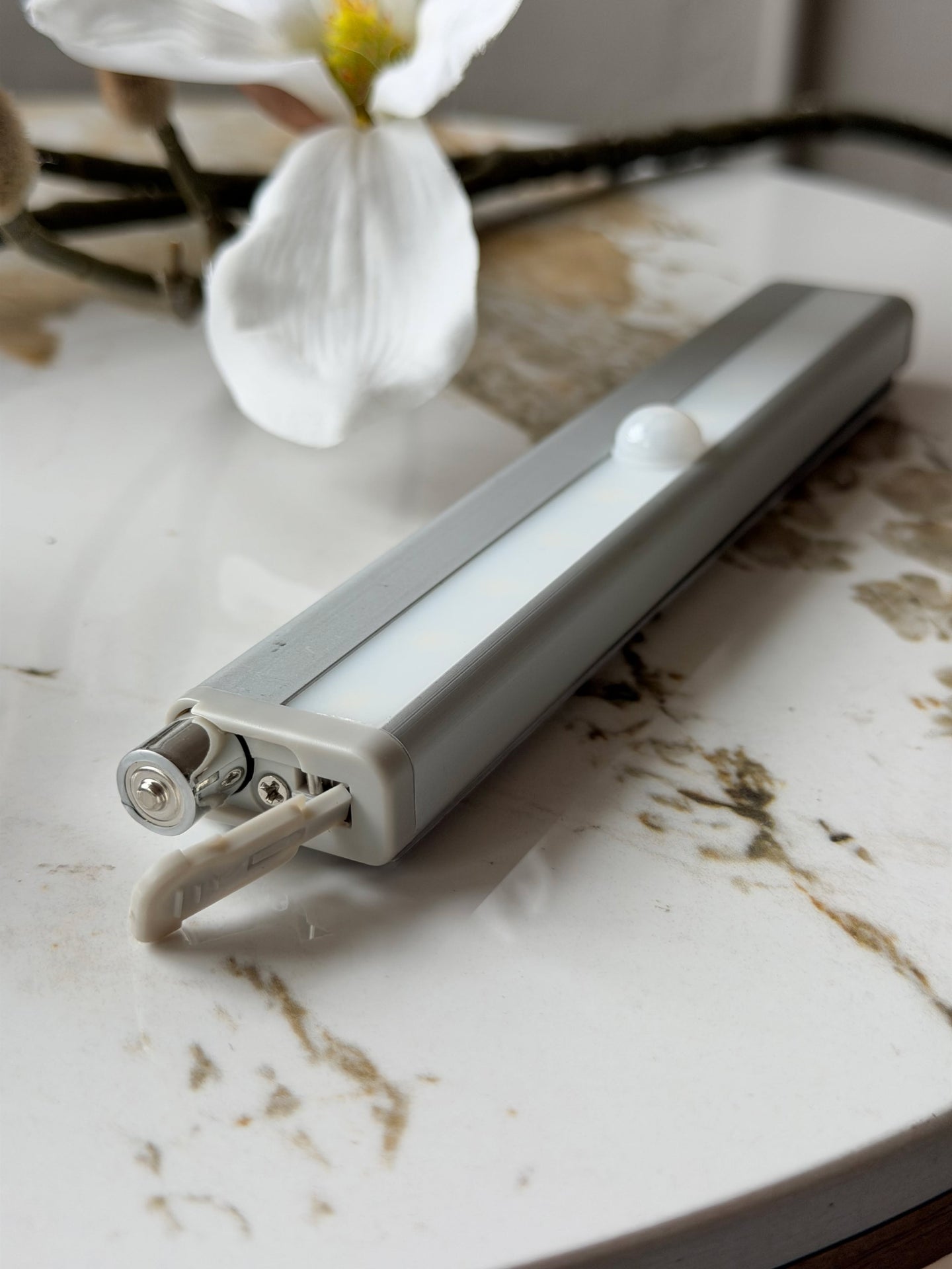 LED skaplampe med sensor