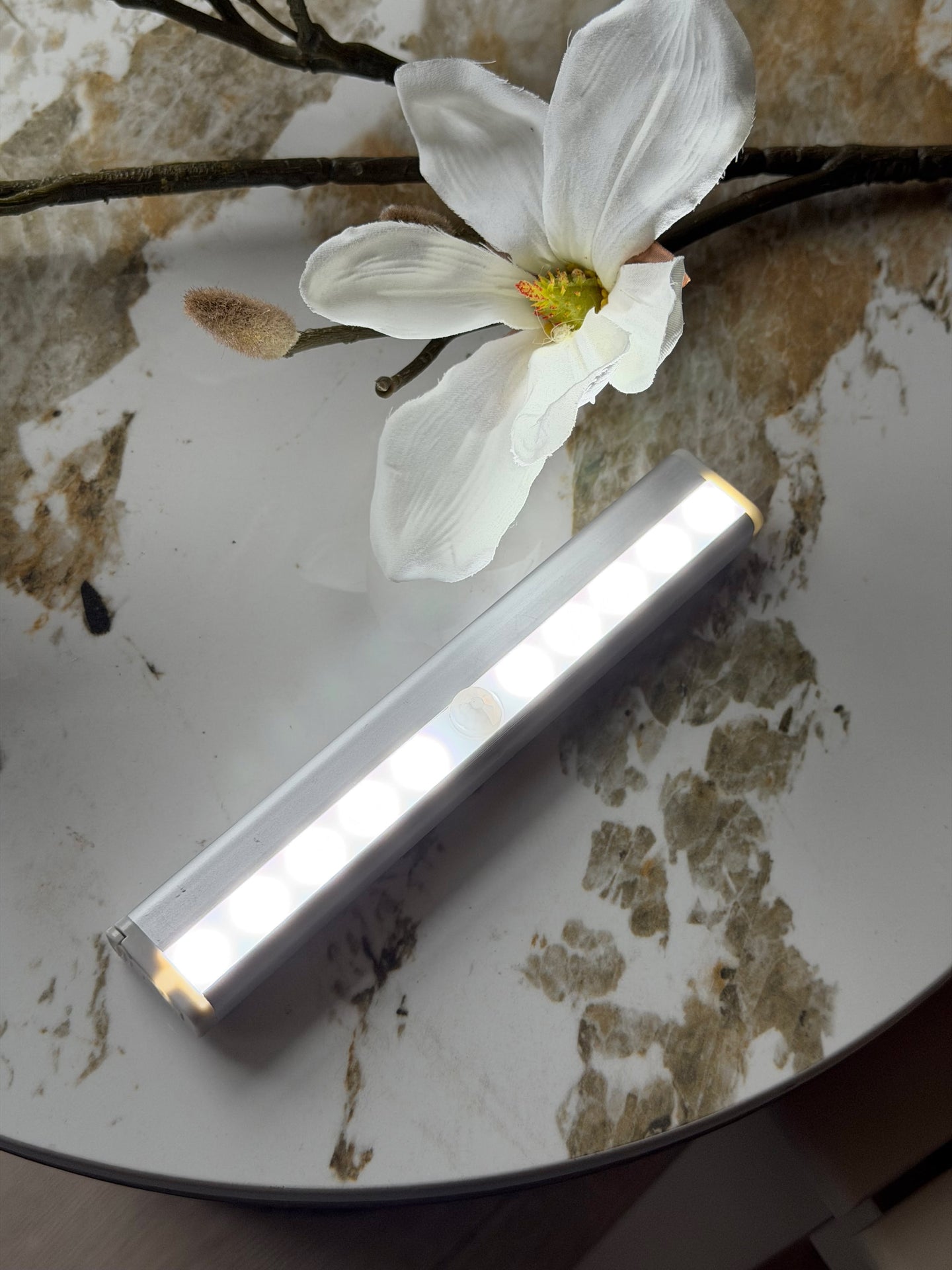LED skaplampe med sensor
