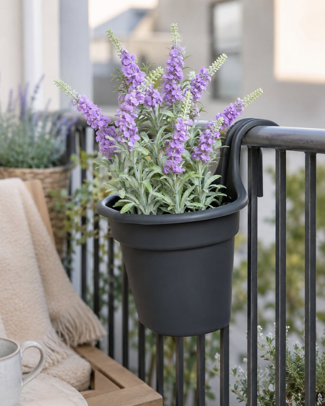 Blomsterpotte til gjerde/balkong – mørkegrå plast
