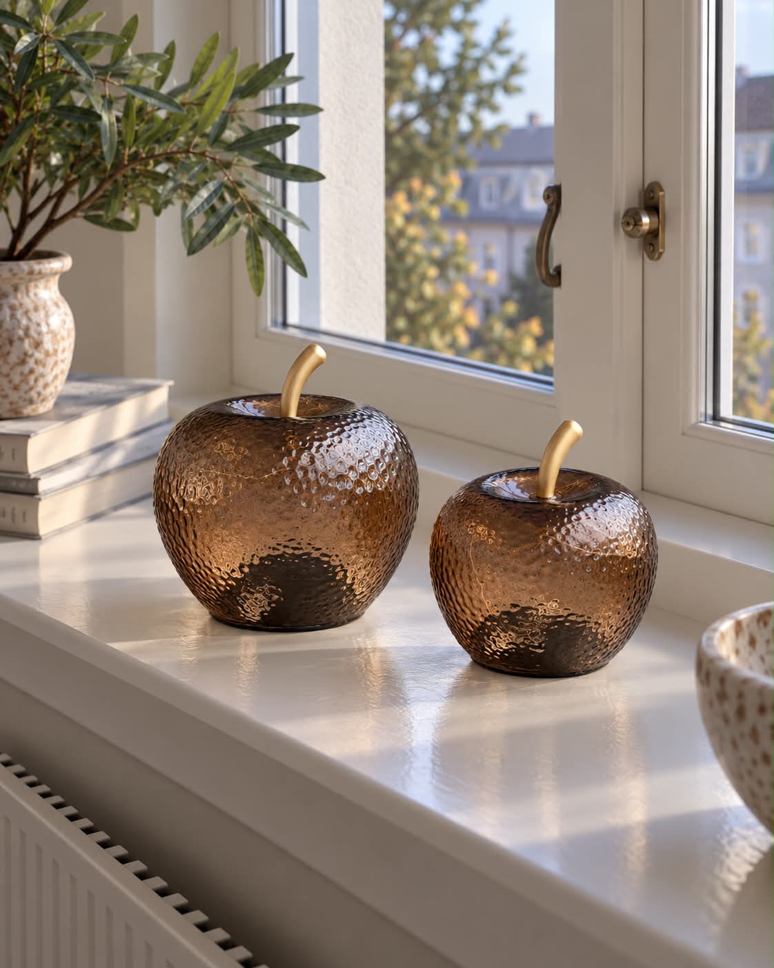 Æble Gylden bordlampe i messinglook, flere størrelser