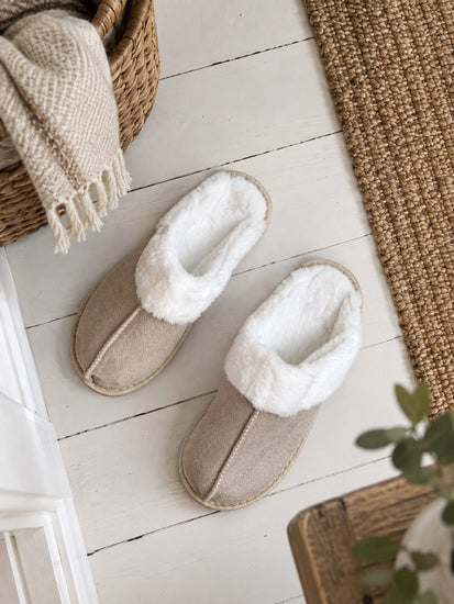 Hjemmesko i beige og hvid med blødt plysfoer