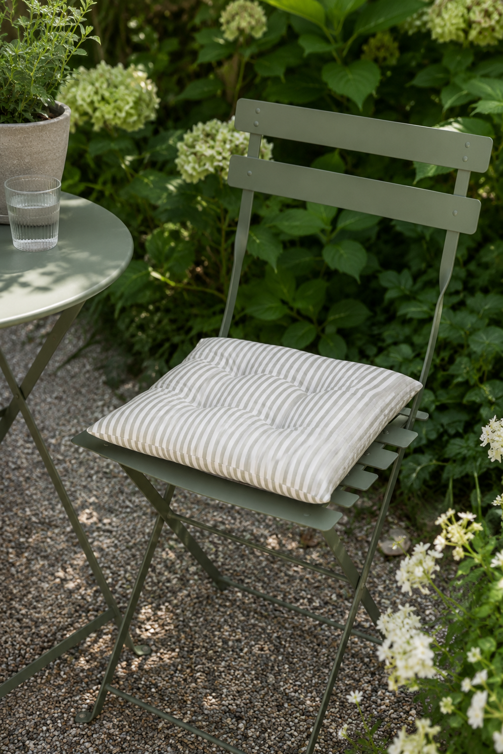 Futon hagepute – Stripete salviegrønn 40×40