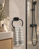 Håndkleholder i sort metall – veggmontert