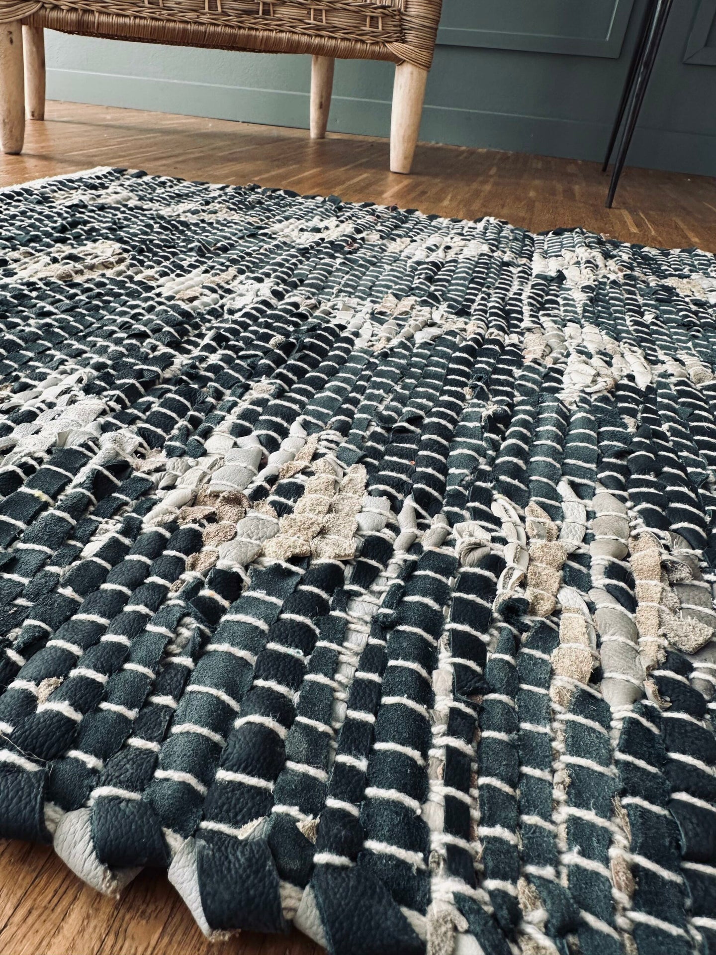 Gulvteppe i flettet skinn – 60x90 cm