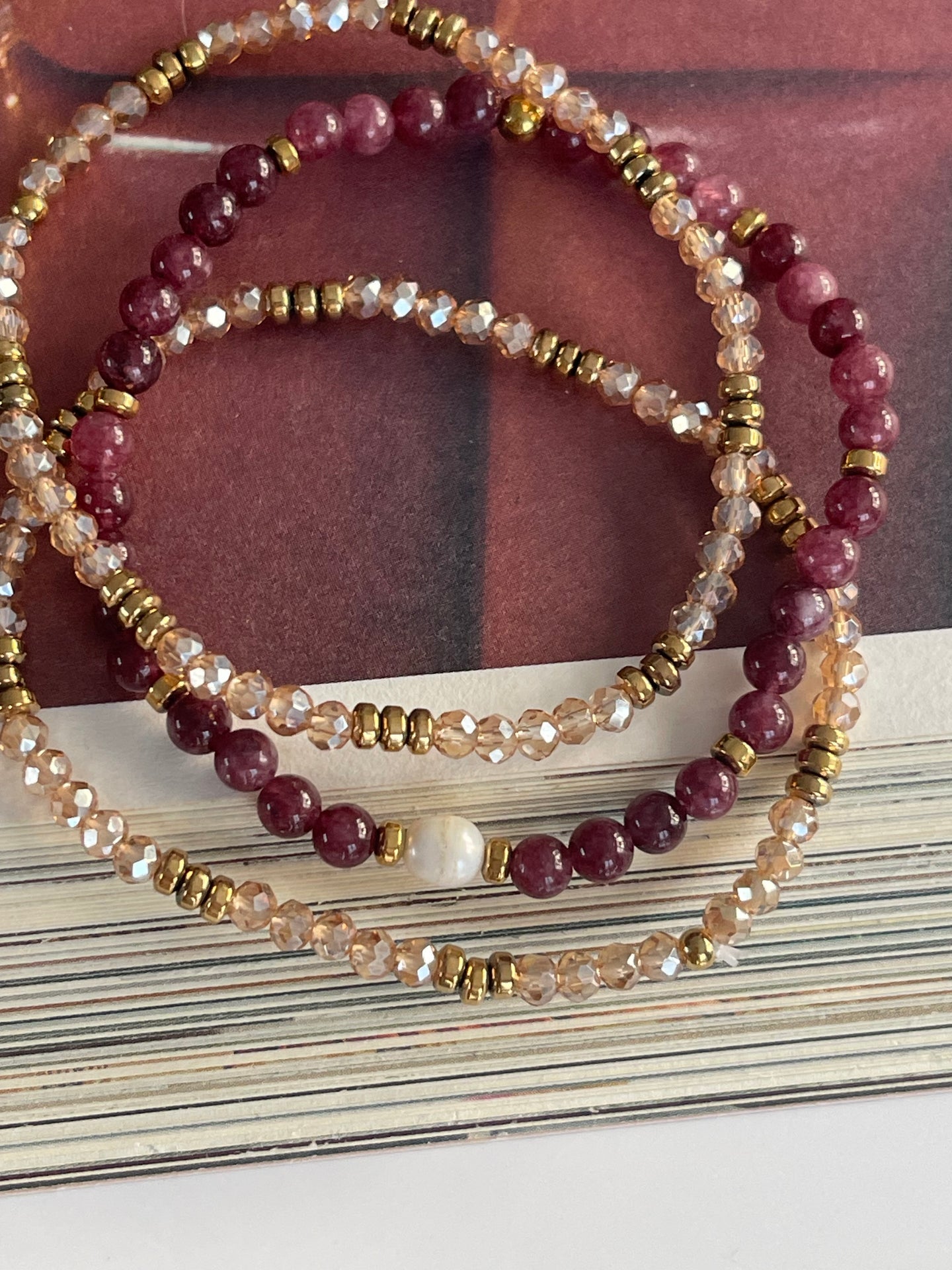 Armbånd Leah Bordeaux/Natur – Sett med 3 stk