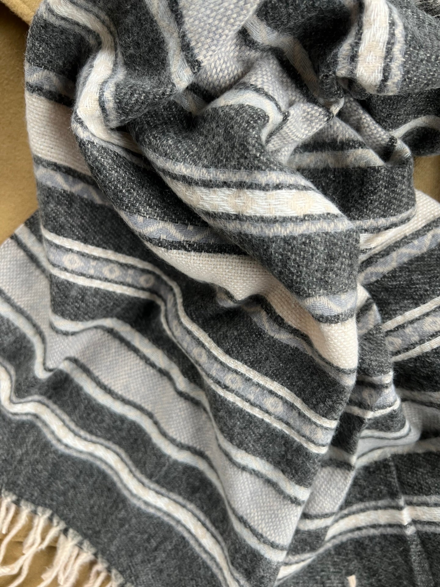 Skjerf Sasha - Black Strib