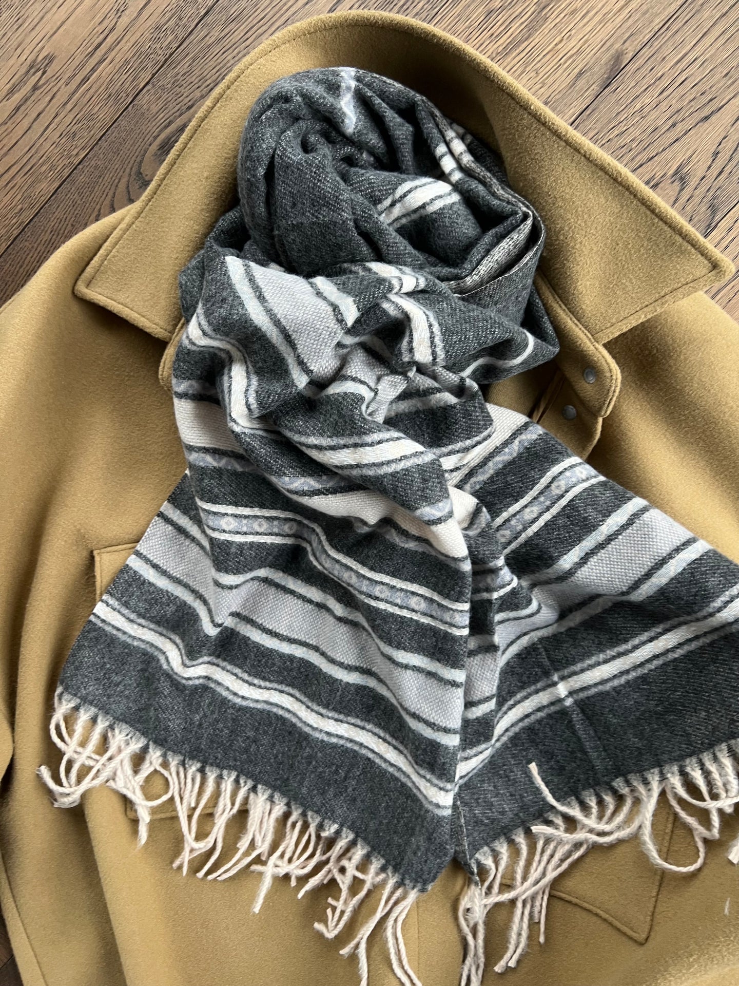 Skjerf Sasha - Black Strib