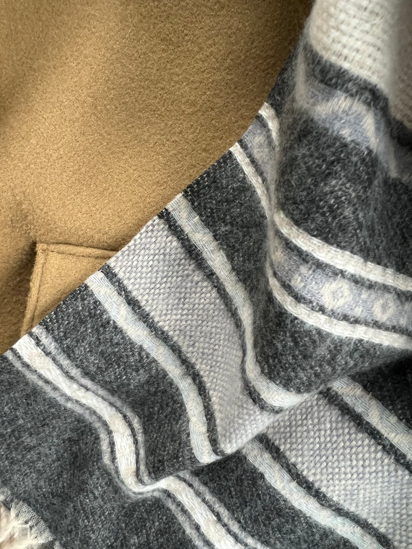 Skjerf Sasha - Black Strib