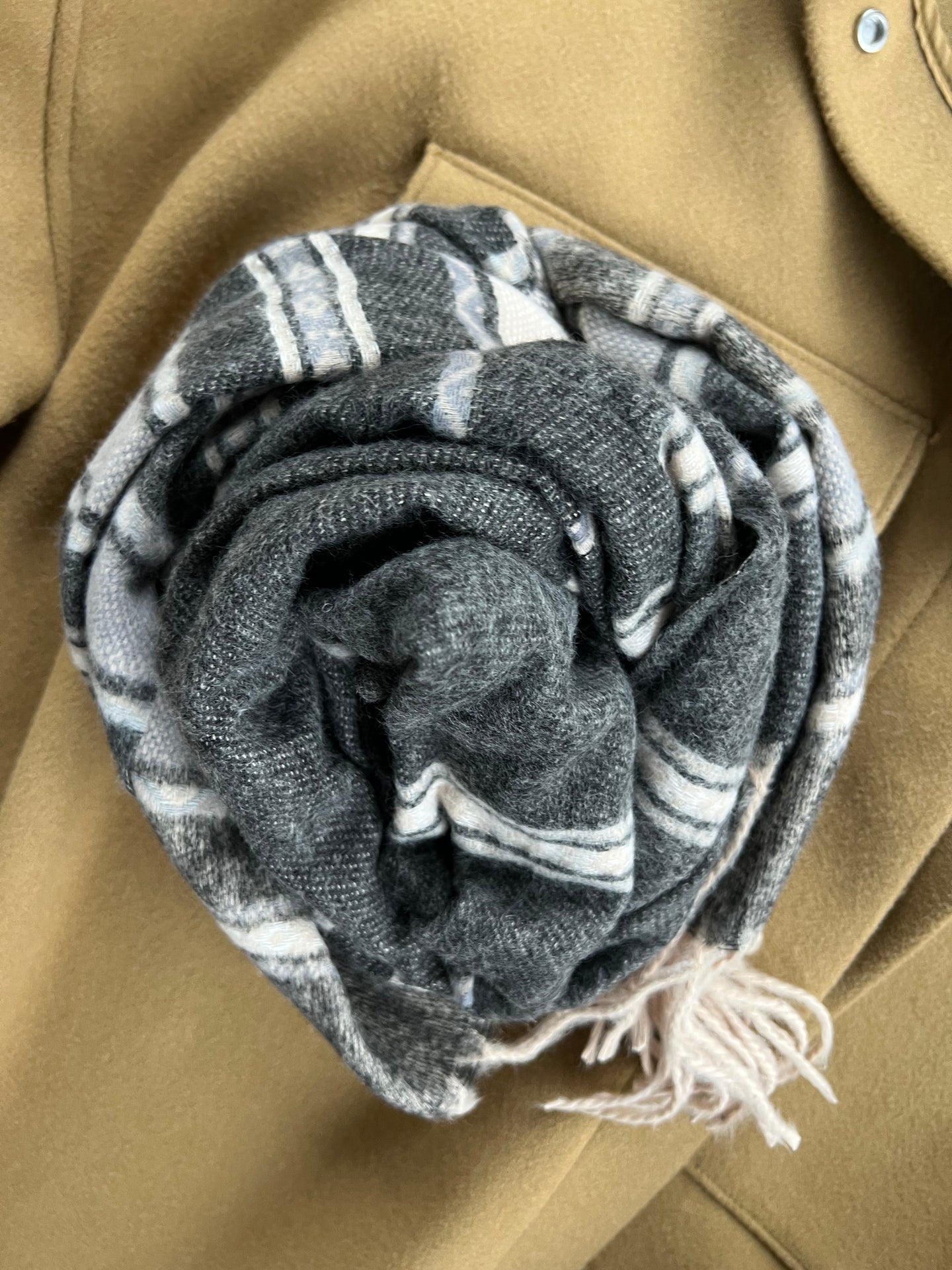 Skjerf Sasha - Black Strib