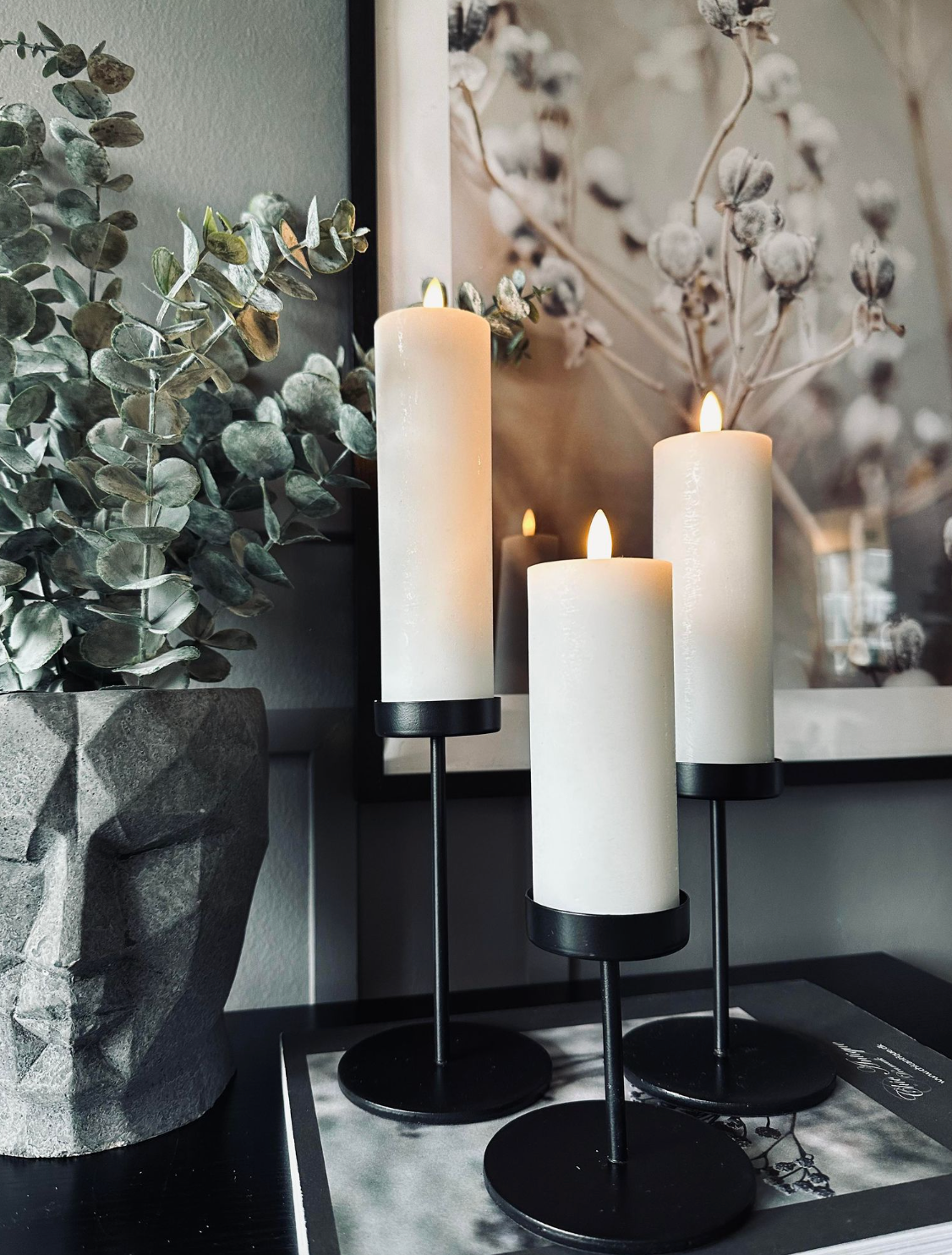 Sett med lysestaker til bloklys – Black Liva
