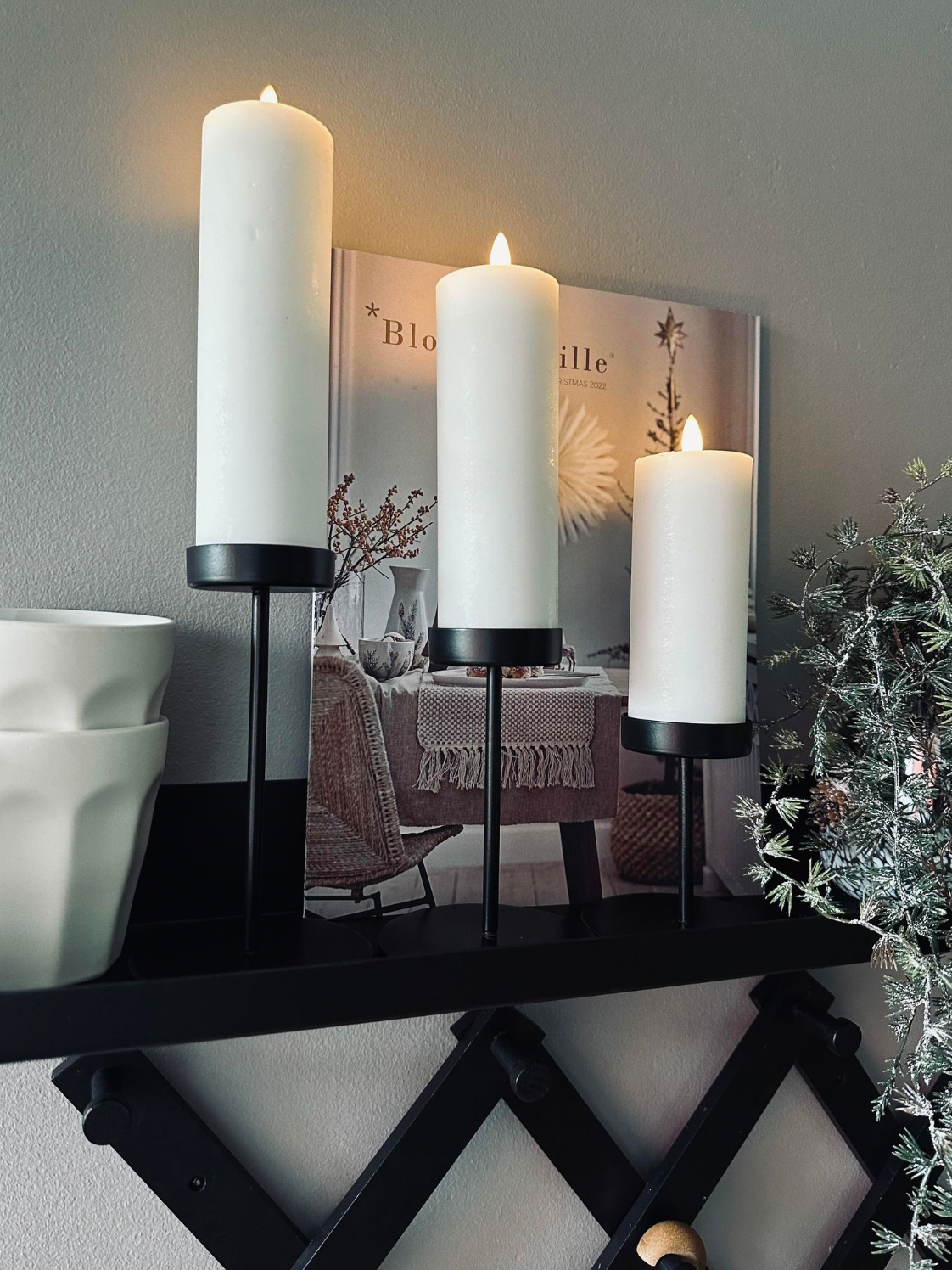 Sett med lysestaker til bloklys – Black Liva