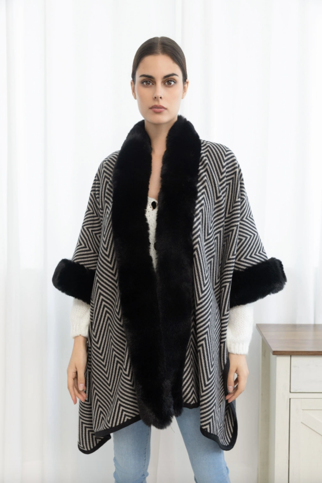 Poncho med pelskant - Black