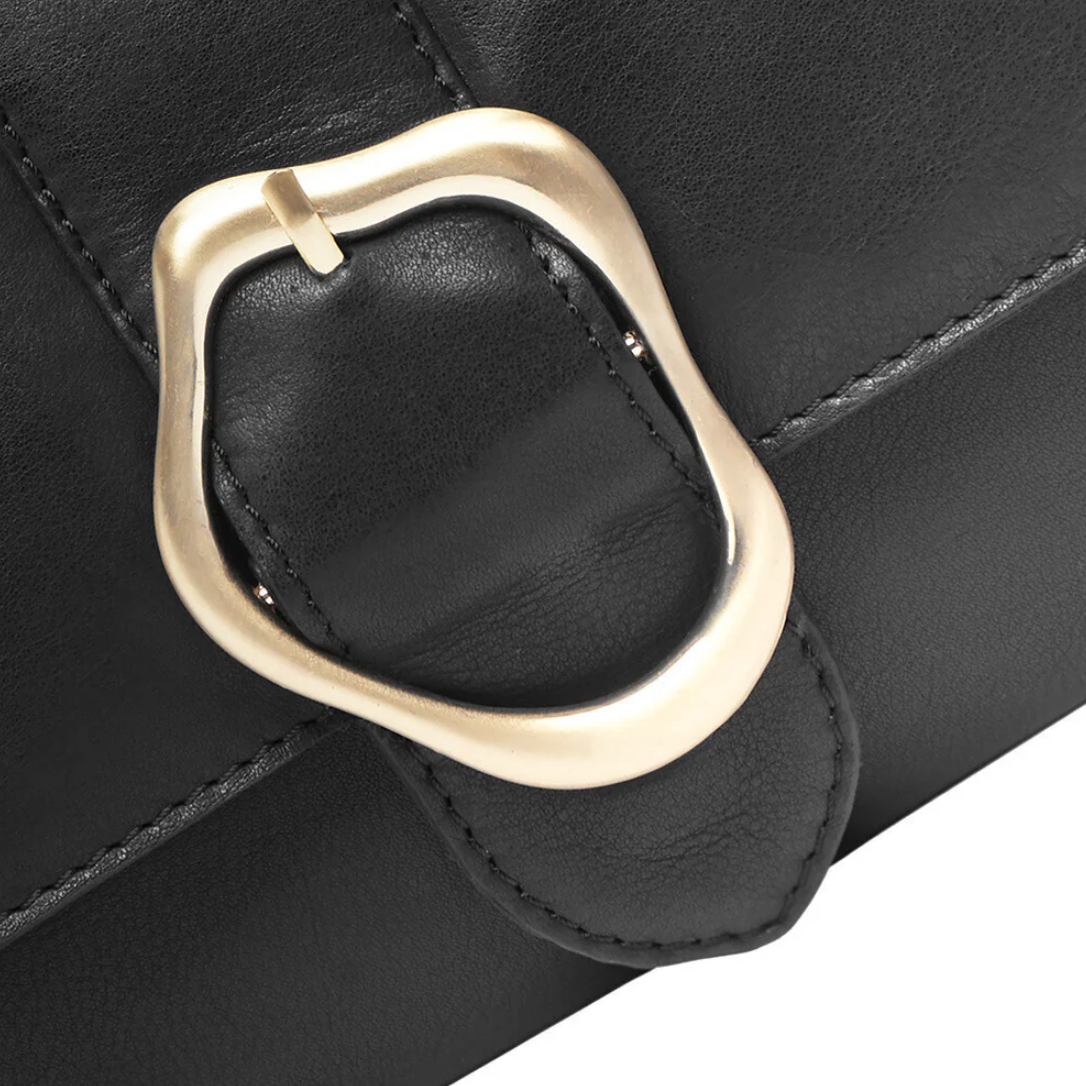 Crossover med spenne - Black leather