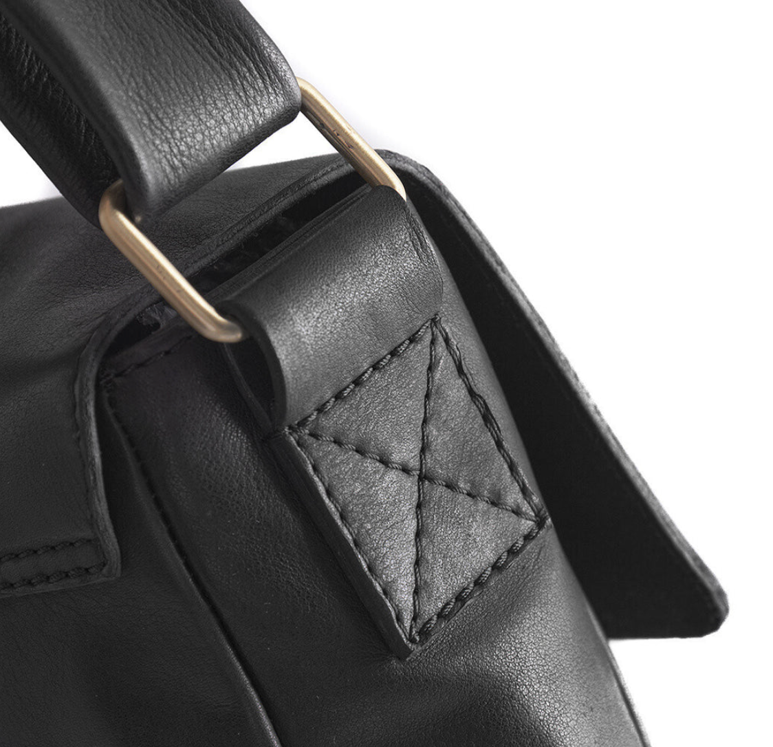 Crossover med spenne - Black leather