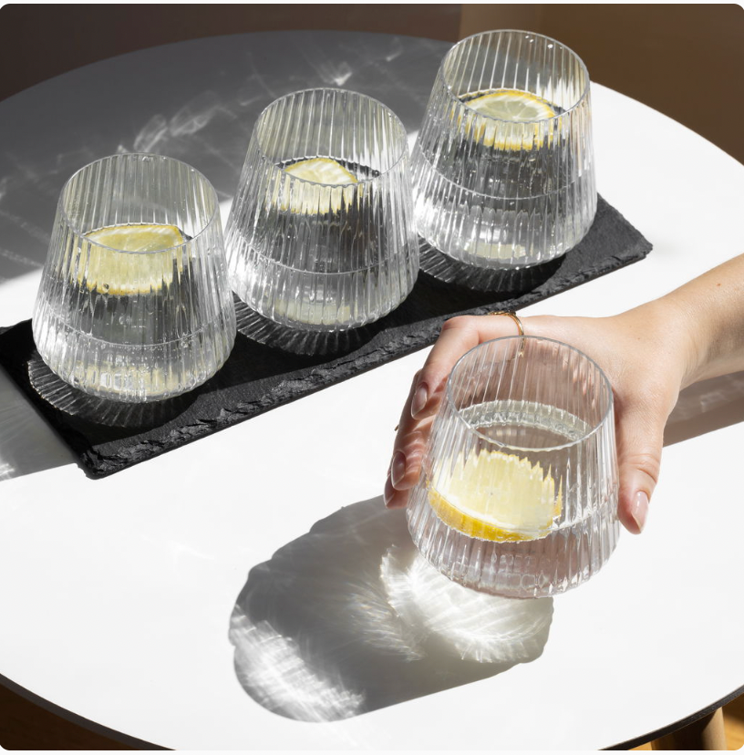Stilrene plastglass til hverdag og fest - 4 stk
