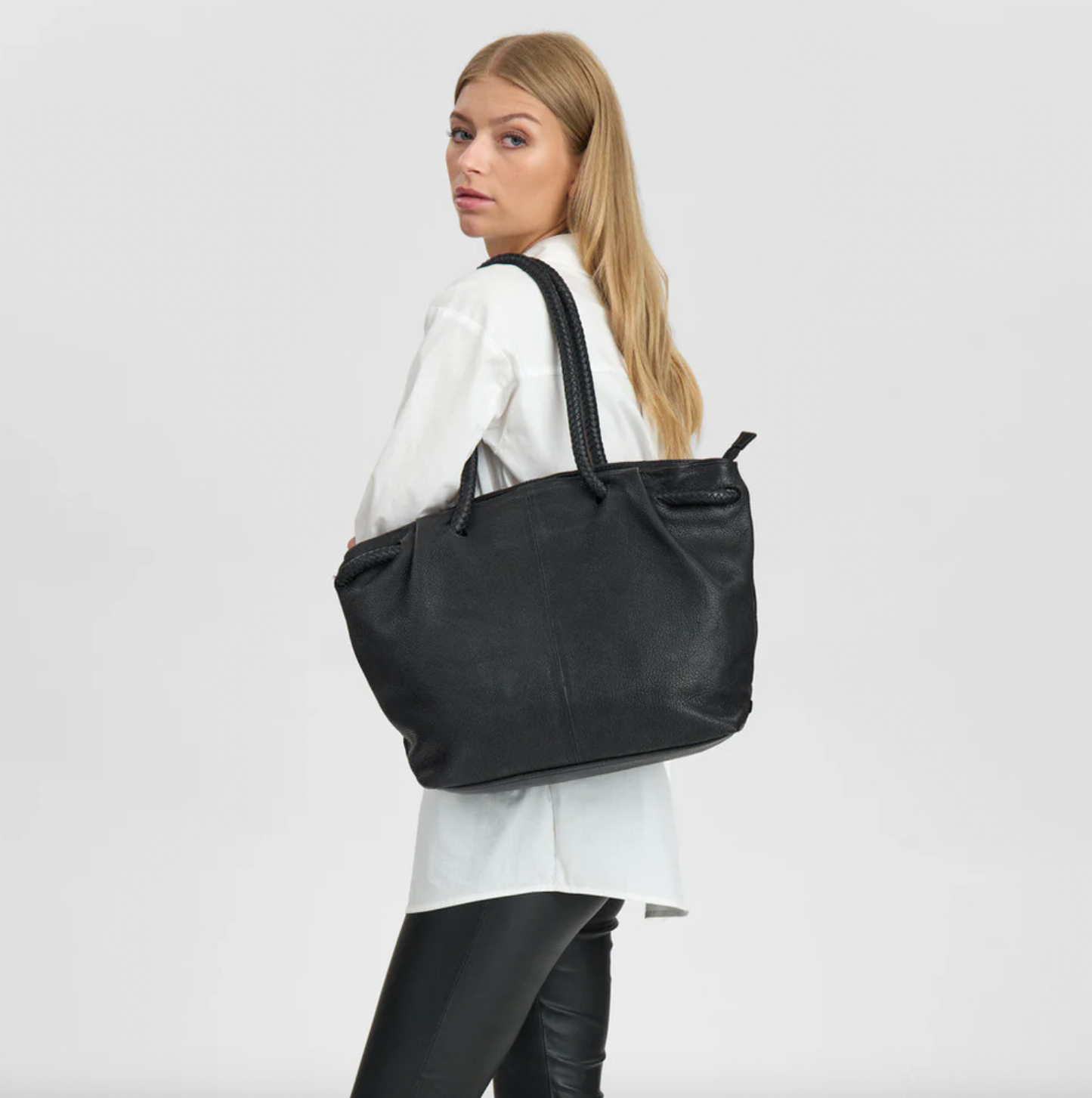 Skulderveske med vakker flettrem - Black