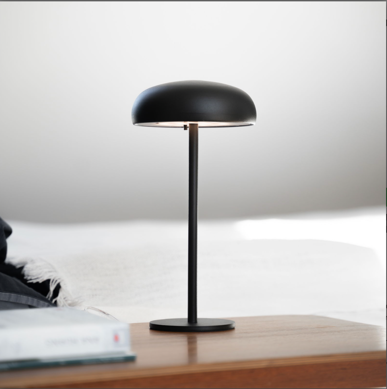 Isolde LED touch bordlampe. Svart/Beige