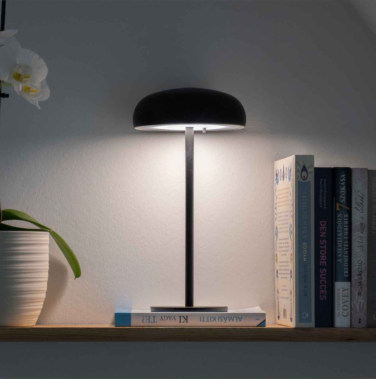 Isolde LED touch bordlampe. Svart/Beige