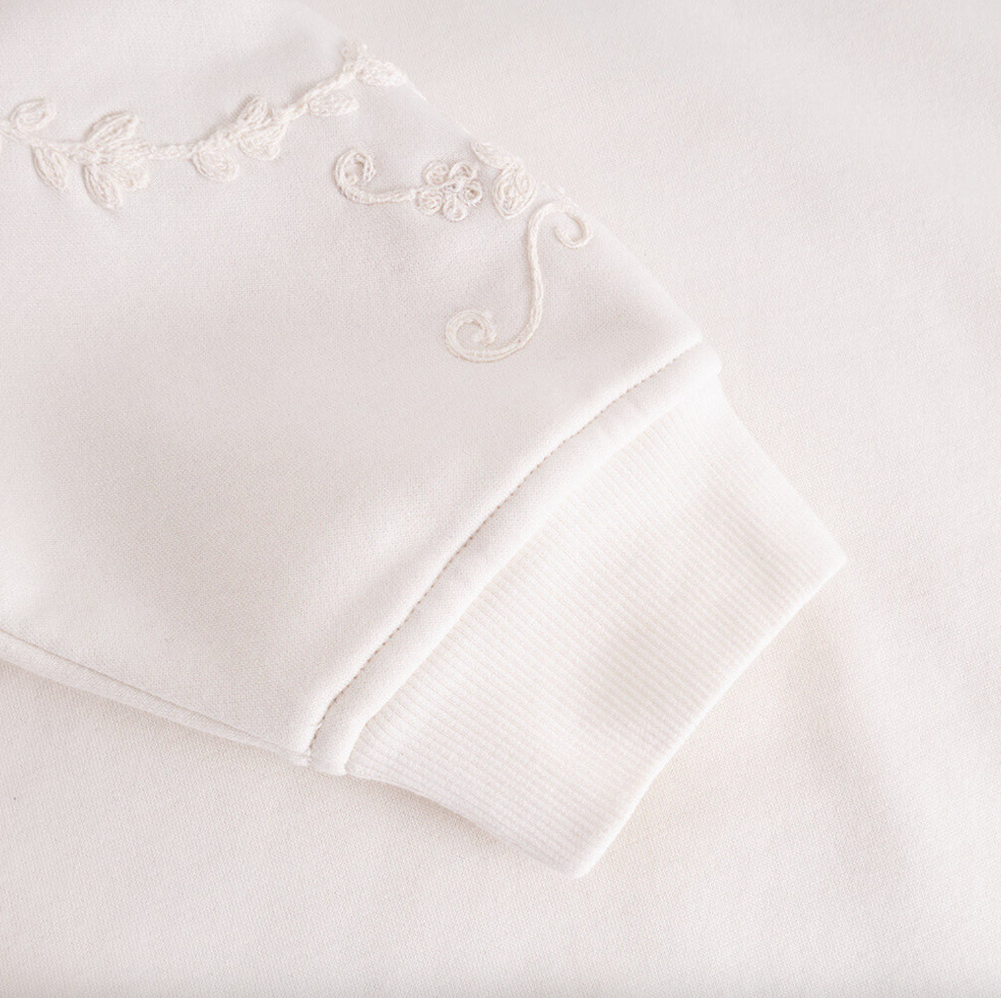 Genser med broderi - White oversize
