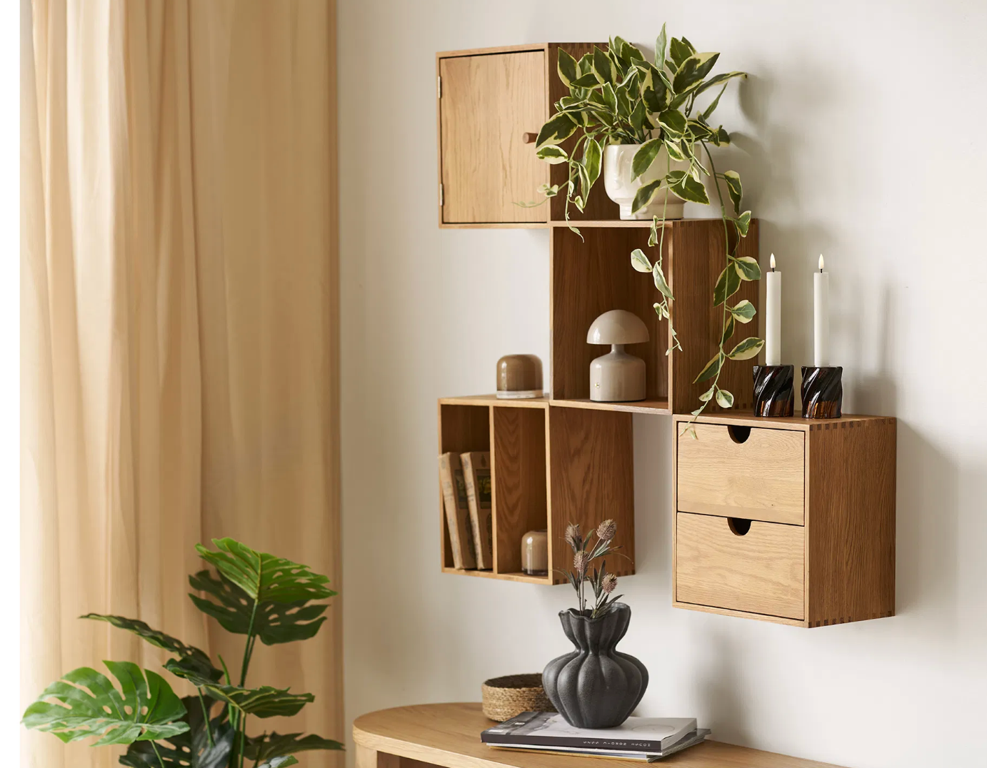 Hylle med skuffer i eik