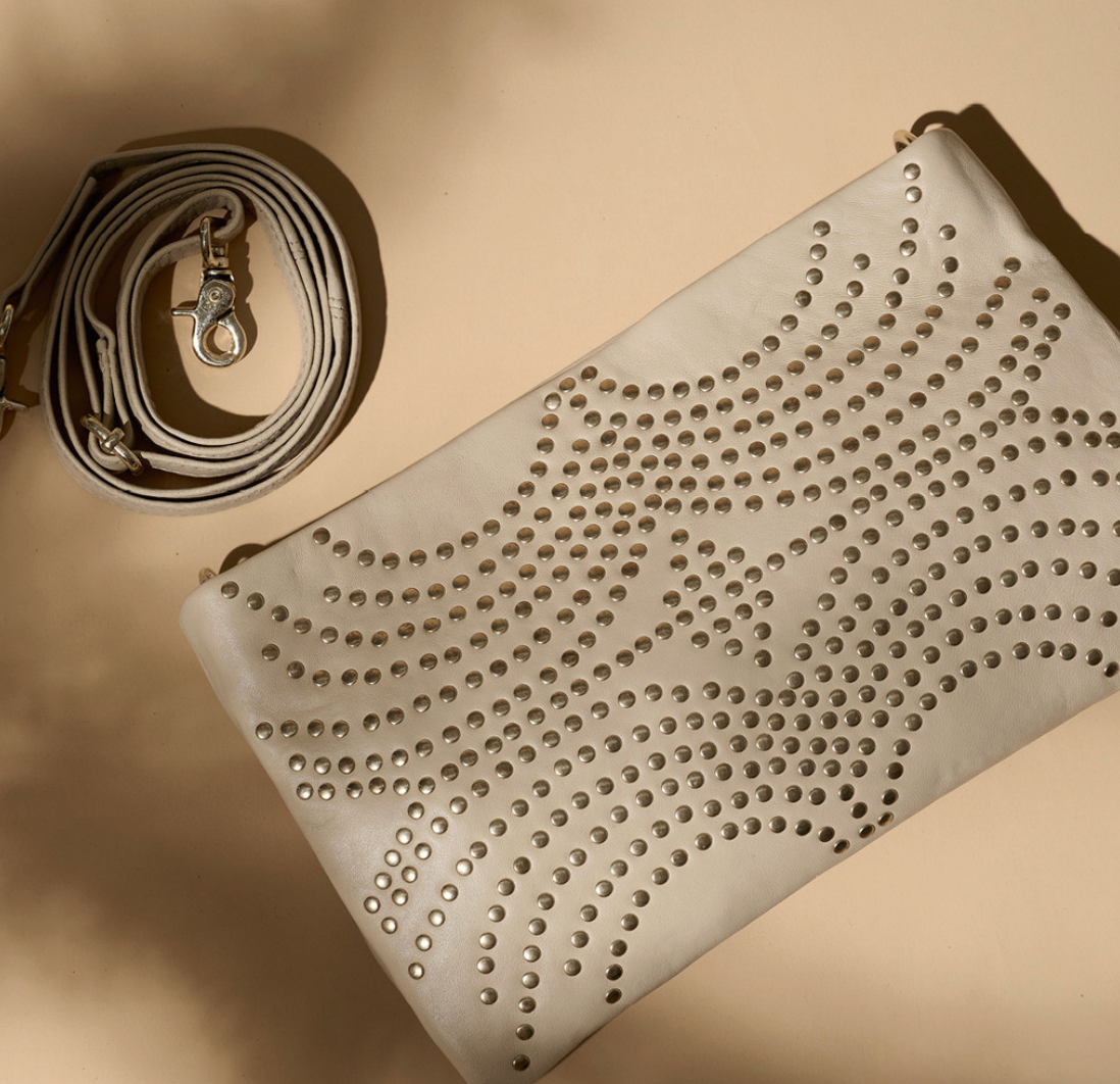Skinn clutch med nitter - Vanilla