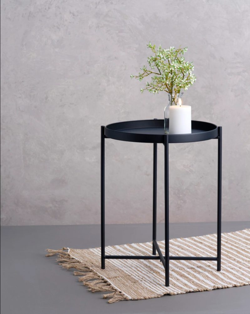 Nattbord eller sidebord i svart metall