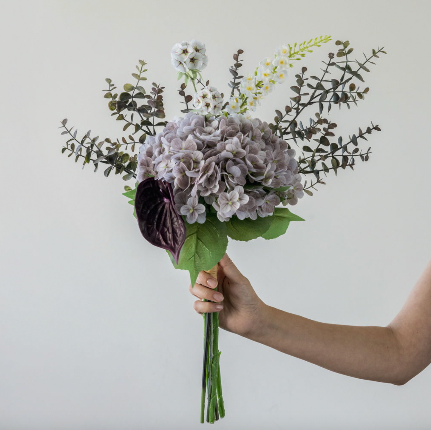 Bukett med hortensia og eukalyptus
