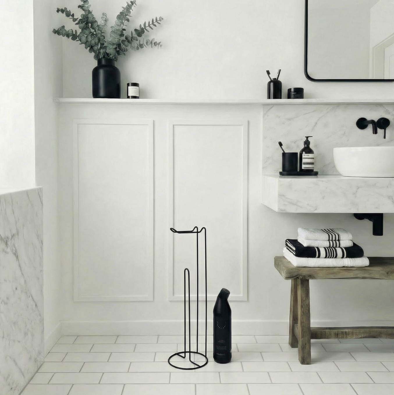 Toalettpapirholder på stativ – Svart metall