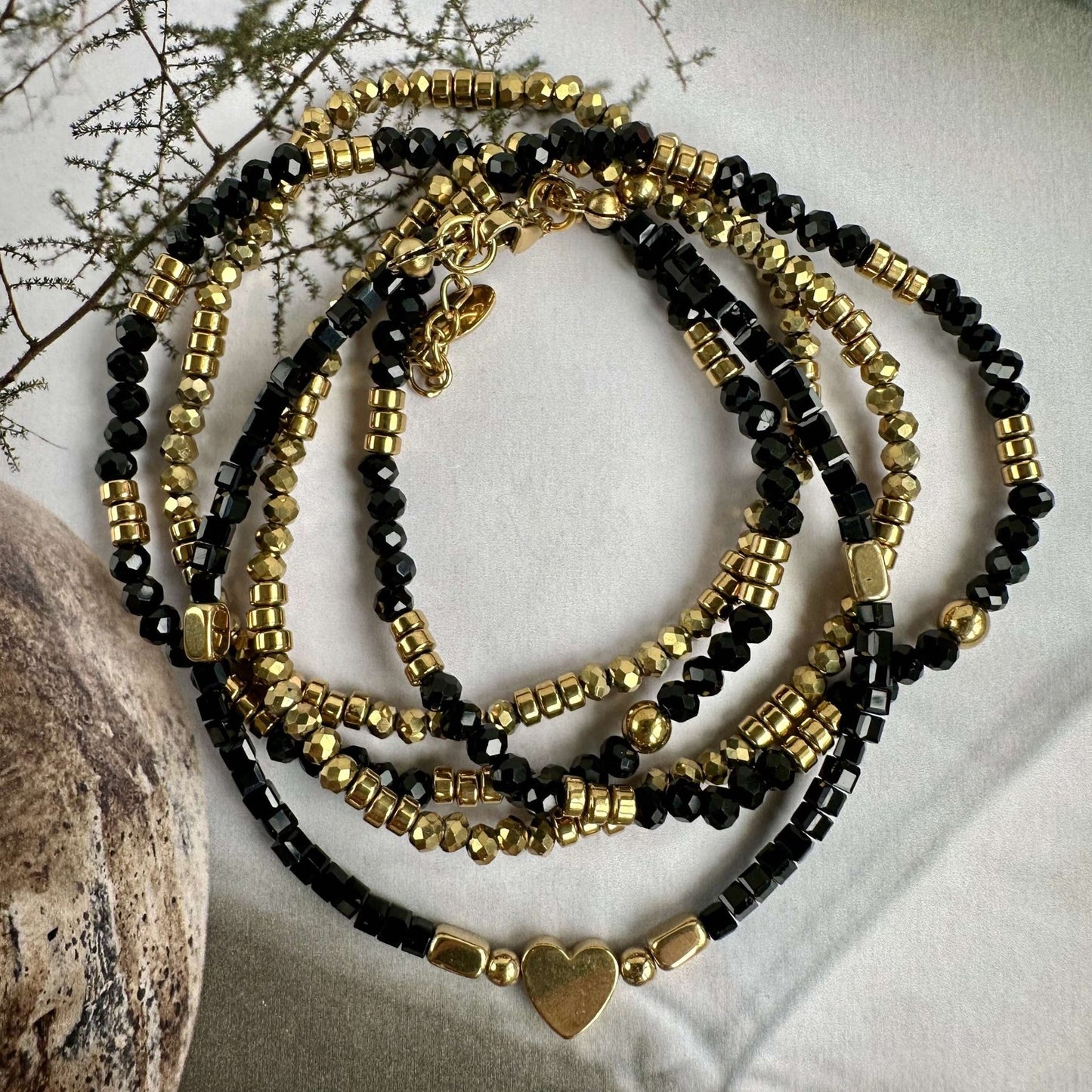 Armbånd Black MICHELLE hjerte – 5 armbånd - VIAMAJA.DK