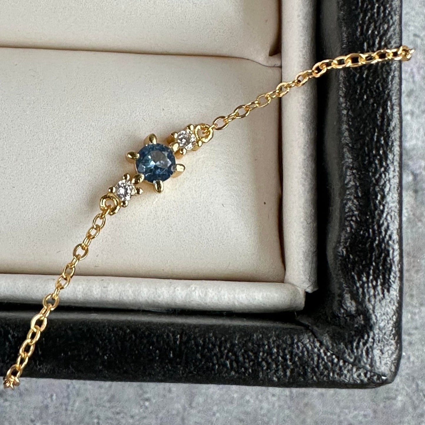 Armbånd Gia m. 3 Zirkoner - Forgyldt sterling sølv - VIAMAJA.DK