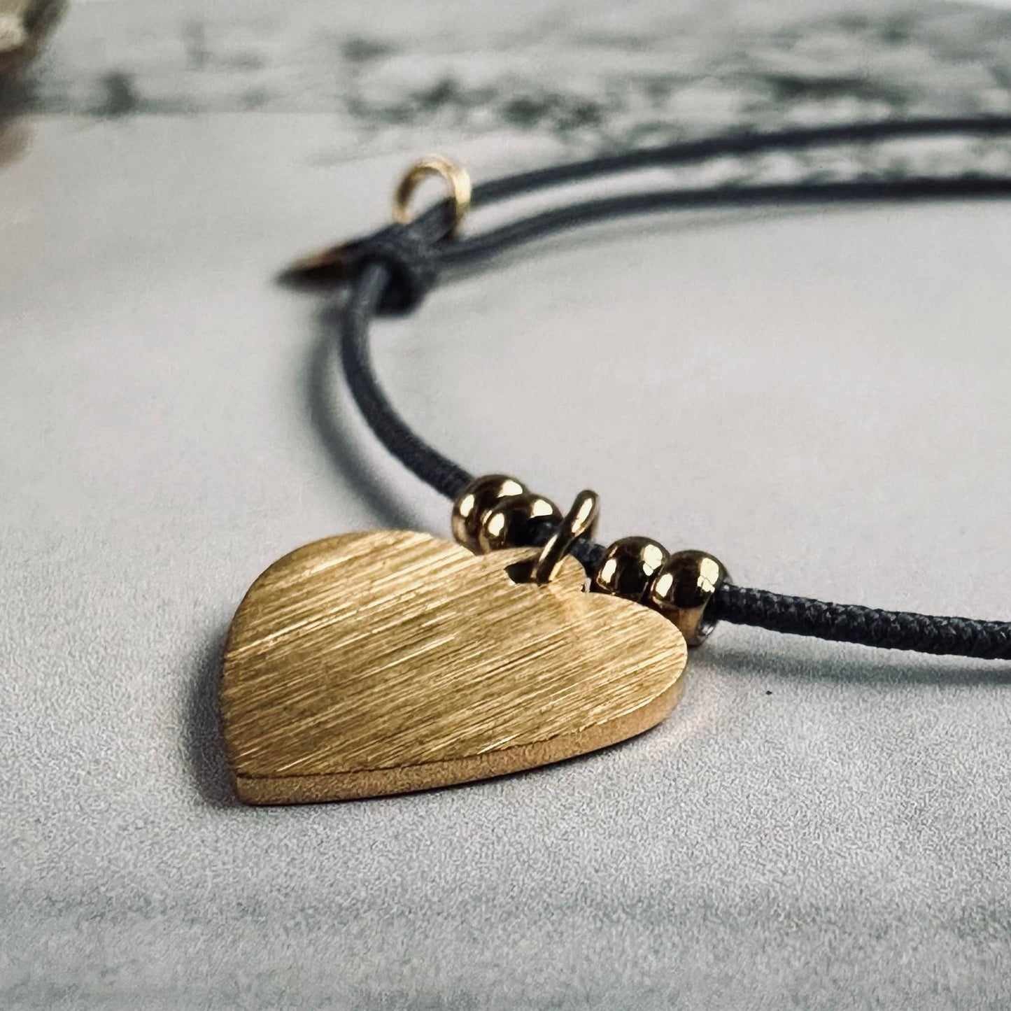 Armbånd m. Børstet hjerte - VIAMAJA.DK