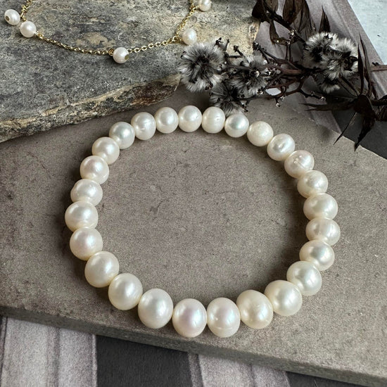 Armbånd Nadia m. 8mm ferskvandsperler – Råhvid - VIAMAJA.DK