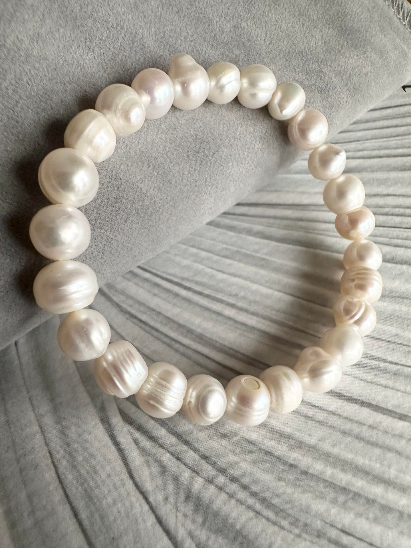 Armbånd Nadia m. 8mm ferskvandsperler – Råhvid - VIAMAJA.DK