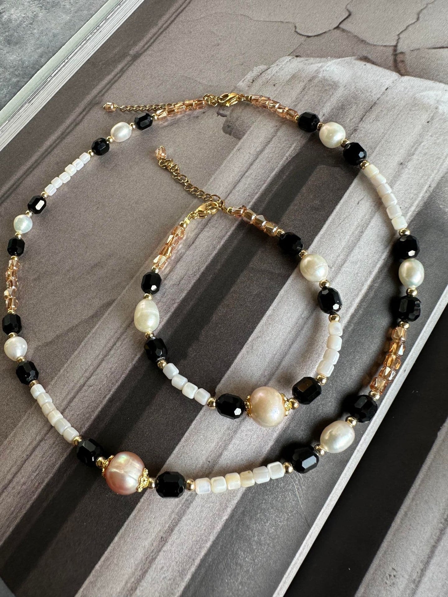 Armbånd Natur perlemix black - VIAMAJA.DK