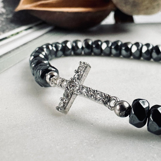 Armbånd Nikki hematite - Sterling silver kors - VIAMAJA.DK