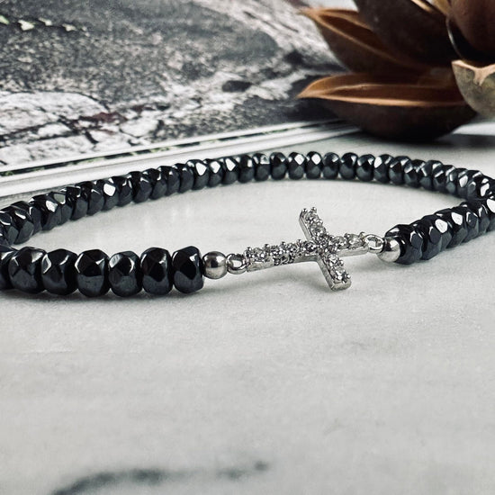 Armbånd Nikki hematite - Sterling silver kors - VIAMAJA.DK