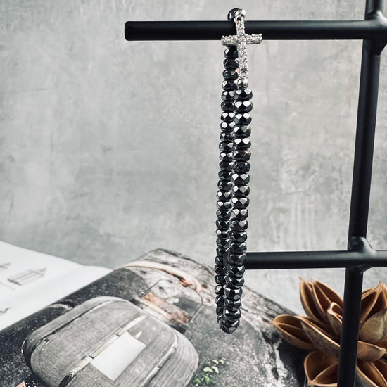 Armbånd Nikki hematite - Sterling silver kors - VIAMAJA.DK