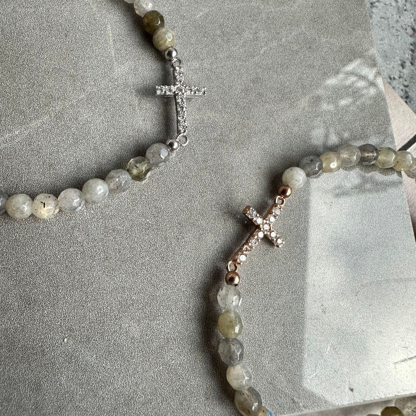 Armbånd Nikki pyrit - forgyldt Sterling silver kors - VIAMAJA.DK