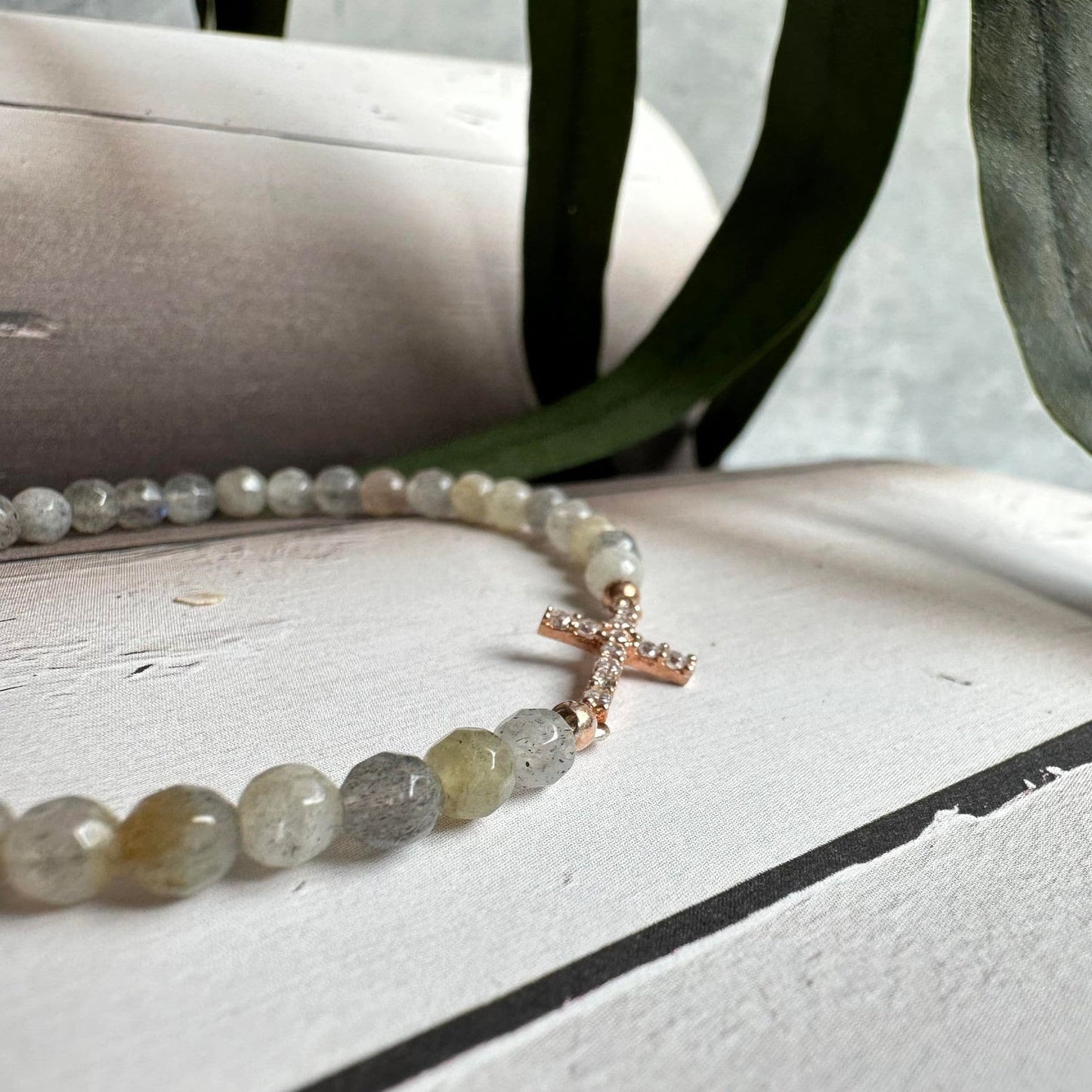 Armbånd Nikki pyrit - forgyldt Sterling silver kors - VIAMAJA.DK