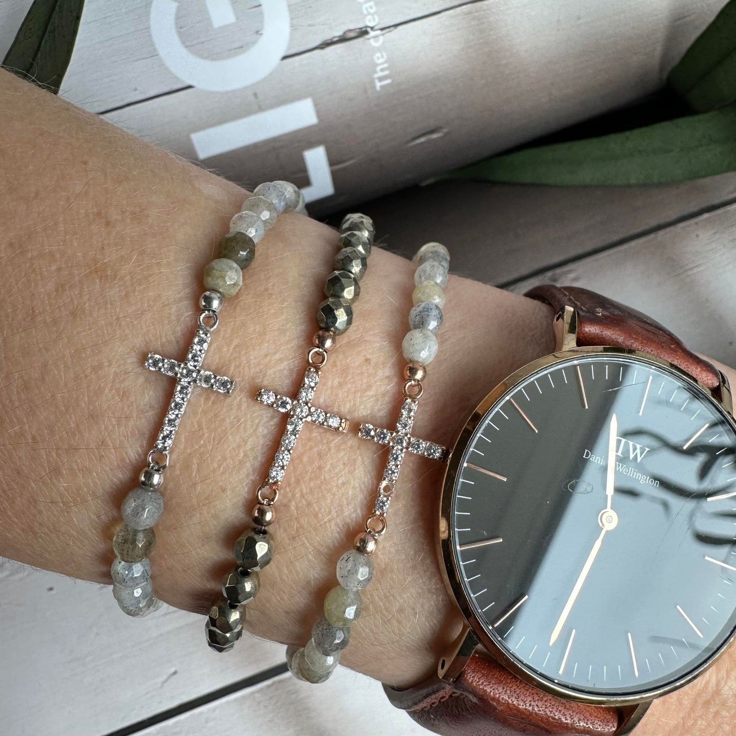 Armbånd Nikki pyrit - forgyldt Sterling silver kors - VIAMAJA.DK